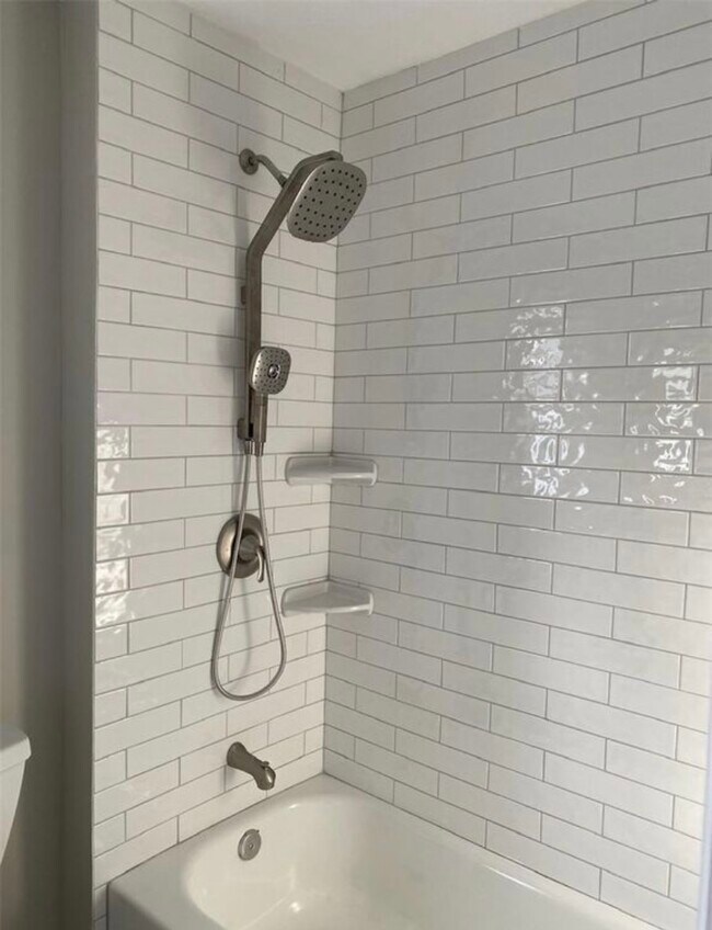 Building Photo - 750 Tanglewood Rd