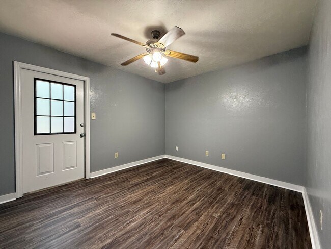 Building Photo - Downstairs unit off E Park avail NOW!!!