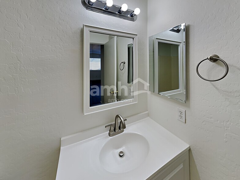 Building Photo - 2637 S 63rd Dr