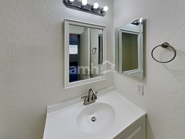 Building Photo - 2637 S 63rd Dr