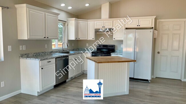 Building Photo - Welcome home to this charming 3 bedroom, 2 bathroom home in the heart of Yelm!