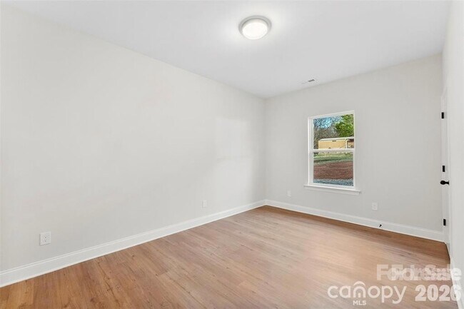 Building Photo - 1558 7th Ave Dr SW
