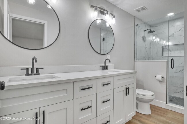 Building Photo - 580 Pine Tree Dr