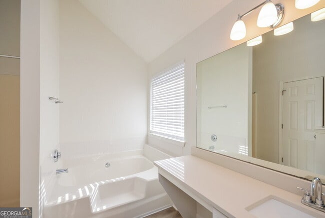 Building Photo - 237 Fox Run