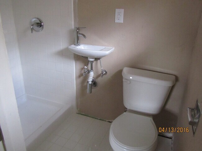 Building Photo - NICE NW HOME