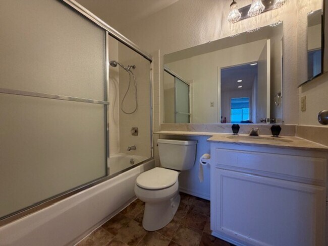 Building Photo - Gorgeous 4 Bed 3 bath