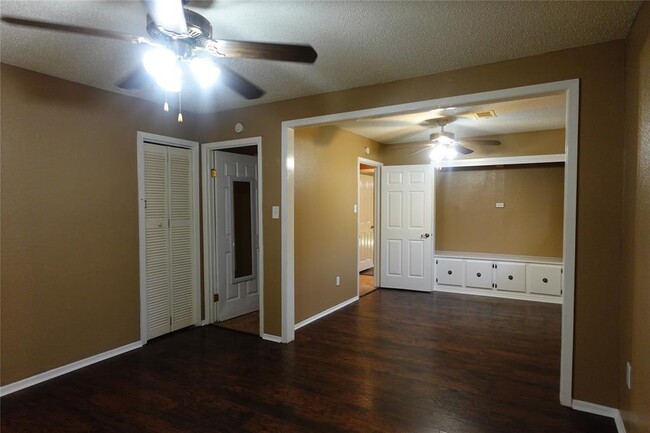 Building Photo - 6314 Sandy Oaks Dr