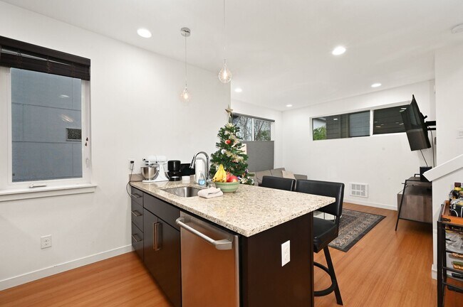 Building Photo - 3-Story Ballard Home - In Unit Washer/Dryer, Rooftop Deck