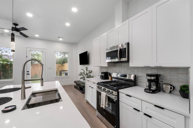 Building Photo - 6815 Paris St