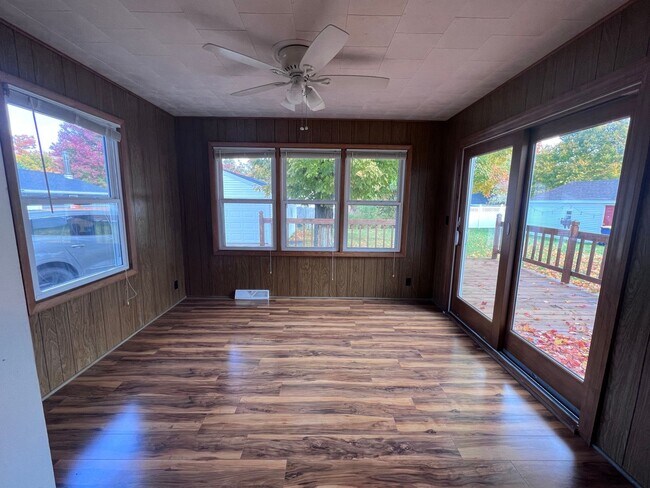 Building Photo - 5 Bedroom home on the NE side of Grand Rapids