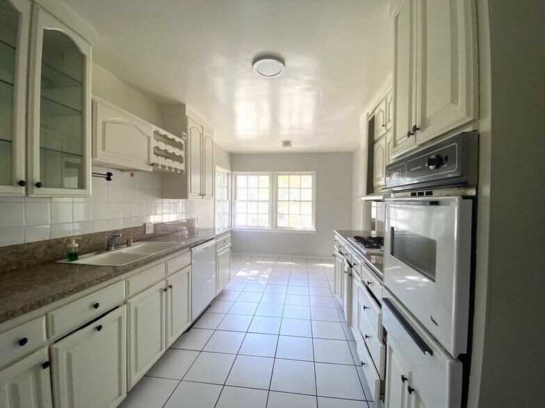 Building Photo - 10682 Kinnard Ave