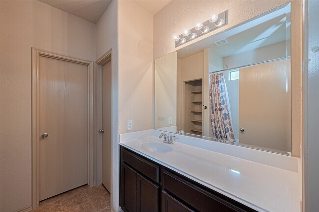 Building Photo - 1810 Emerson Ridge Dr