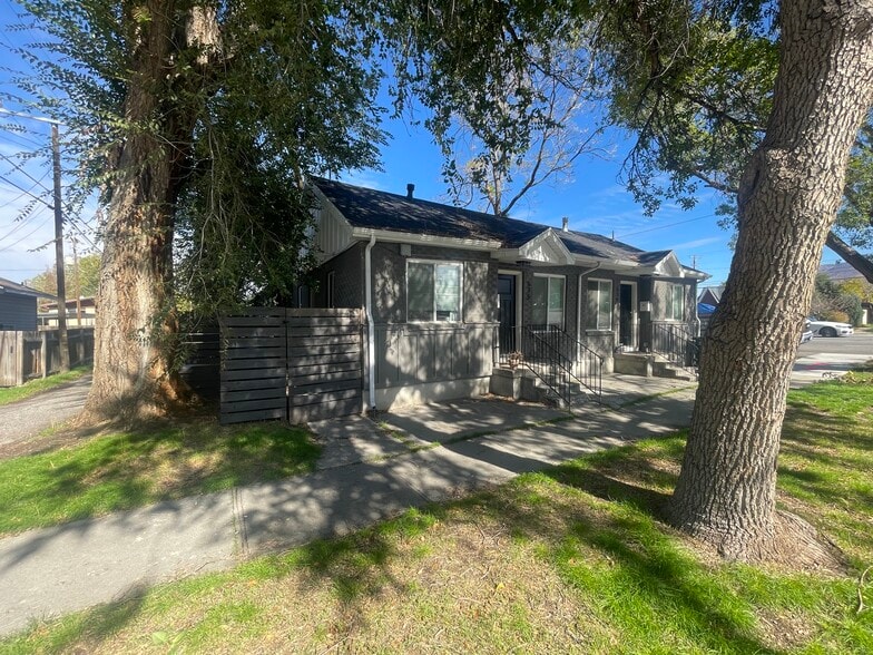 Primary Photo - 679 E Downington Ave