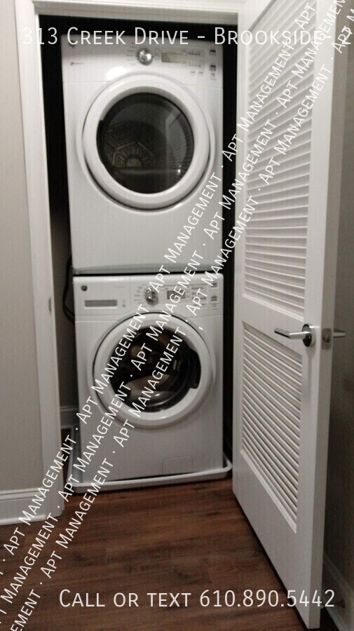 Building Photo - 313 Creek Dr