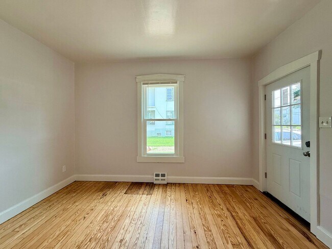 Building Photo - 37 N Kinzer Rd