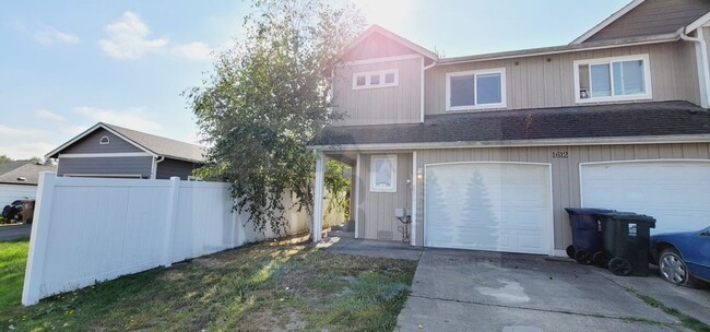 Primary Photo - Newly Updated Townhouse in Tacoma! $500.00...