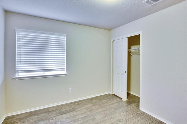 Building Photo - 210 Lollipop Ln