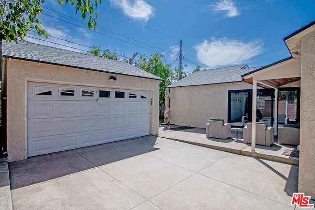 Building Photo - 414 University Ave