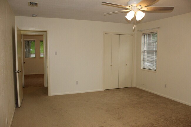 Building Photo - 3 BEDROOM, NORTH BELTON