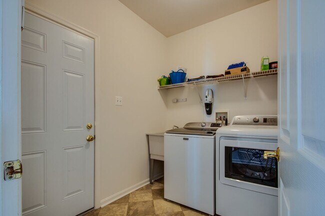 Building Photo - Single family - unfurnished - YEAR ROUND rental - Villages of Old Landing