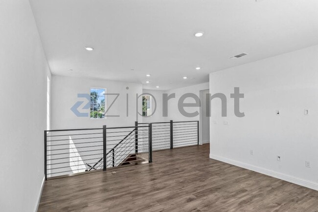 Building Photo - Unit