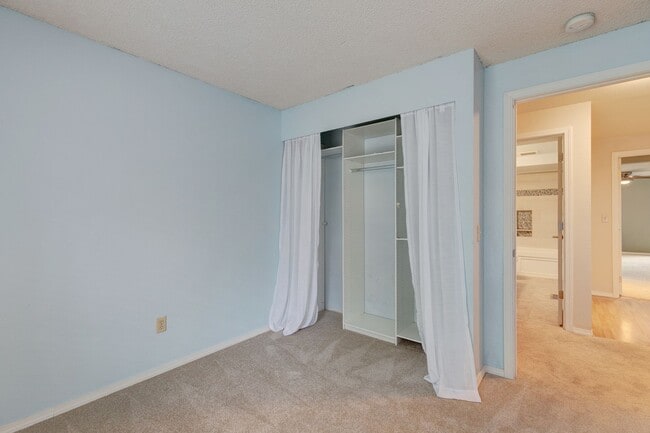 Building Photo - Kirkland Rambler with Amazing Back Yard!