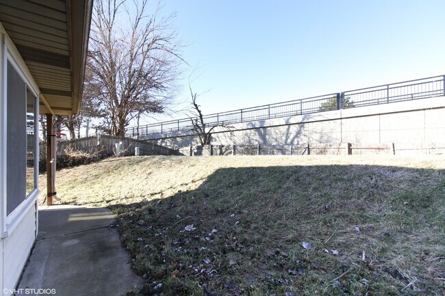 Building Photo - 707 Clearwood Ct
