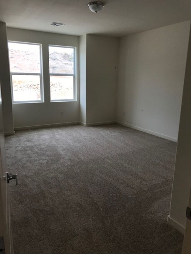 Building Photo - 3 bed 2 1/2 bath townhome in gated communi...
