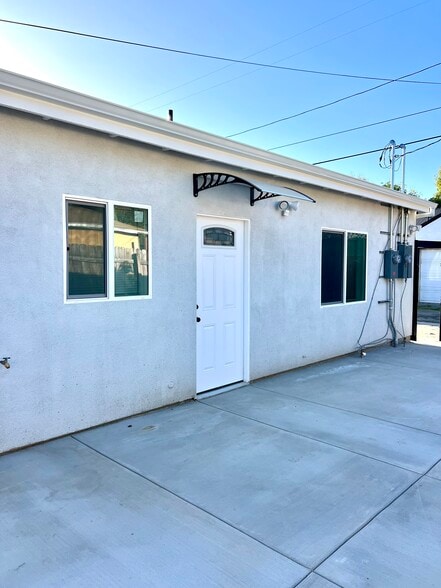 Primary Photo - 17205 Saticoy St