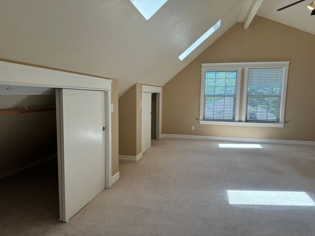 Building Photo - Beautiful large house in the South Hills!  $1,000 OFF YOUR FIRST MONTH'S RENT!