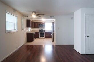 Building Photo - Modern Two Bedroom + Den Condo! Minutes to Congress Heights Metro!
