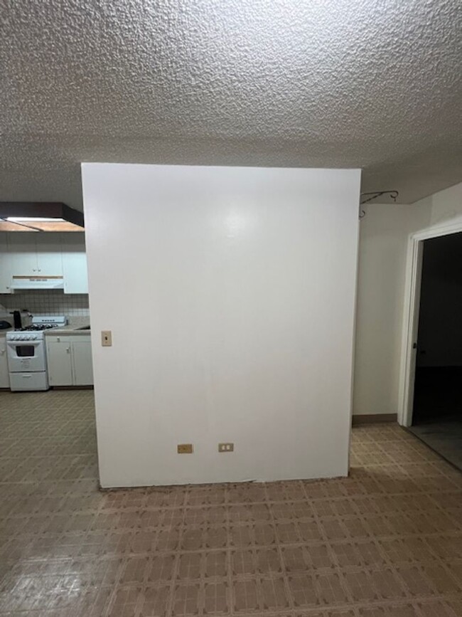 Building Photo - 2 bedroom/ 1 bathroom/ 1 covered parking s...