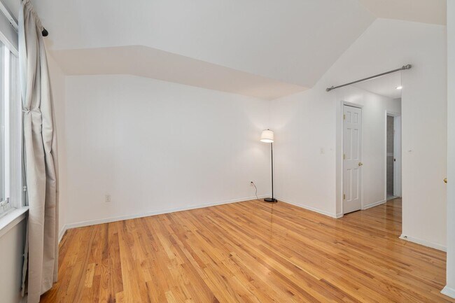 Building Photo - 743 10th St