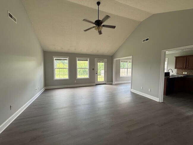 Building Photo - Spacious 3 bedroom, 2 bath house near GM, Magna, and Industrial Park.