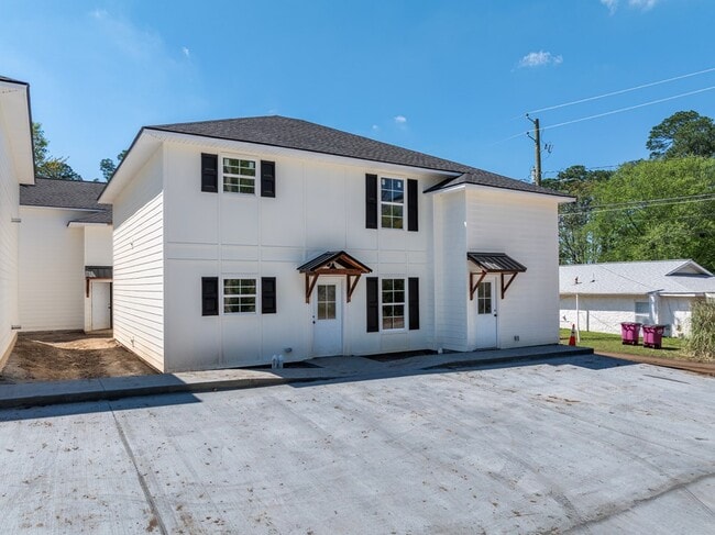 Building Photo - 414 6th St E