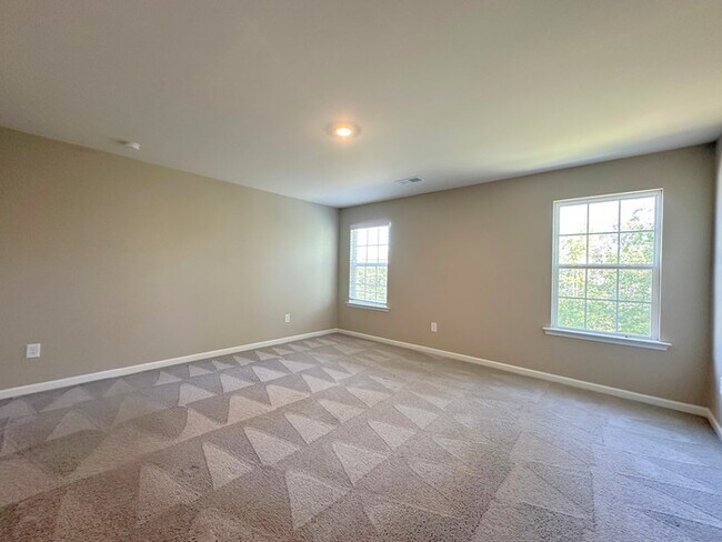 Building Photo - Spacious 4BR Home with Private Backyard Oasis