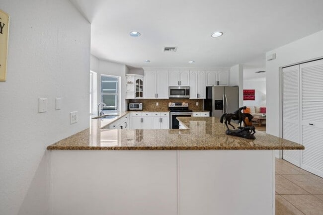 Building Photo - 1527 S Club Dr