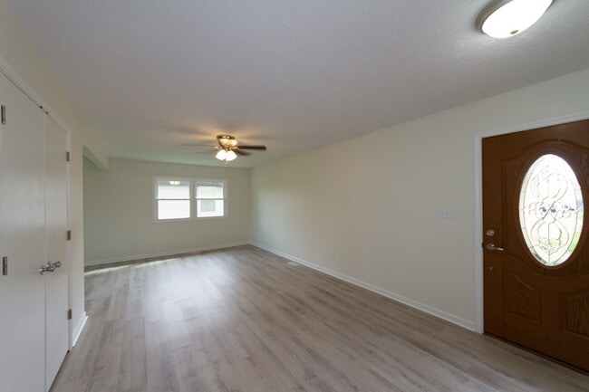 Building Photo - Updated 3 bedroom 1.5 bath home in desirab...