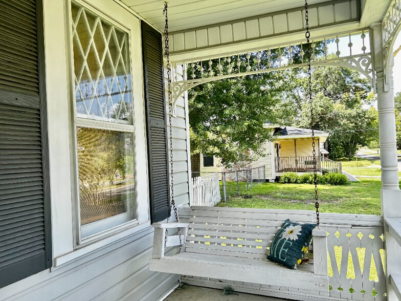 Building Photo - 505 Bon Ami St