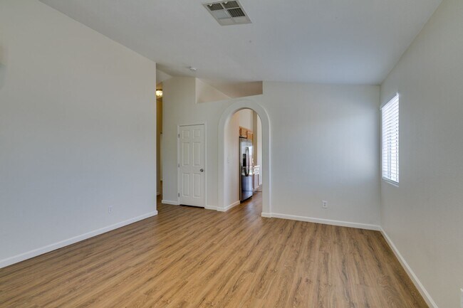 Building Photo - 3-Bedroom Home with Upgraded Cooling & Gre...