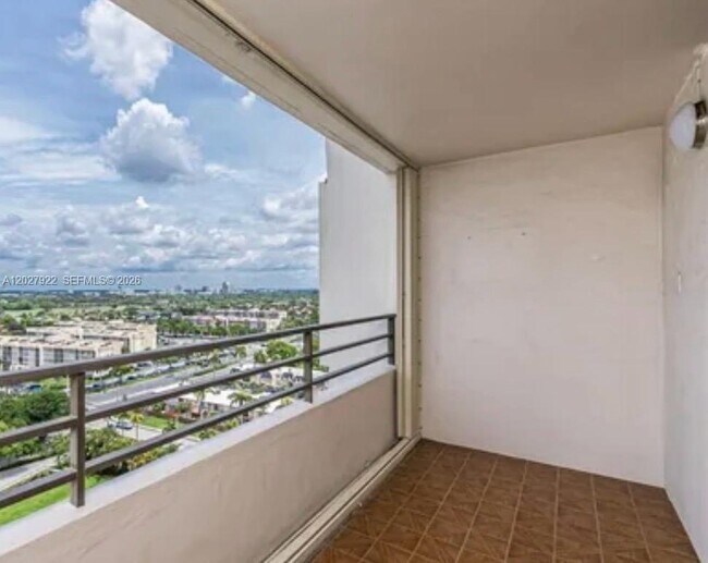 Building Photo - 2500 Parkview Dr