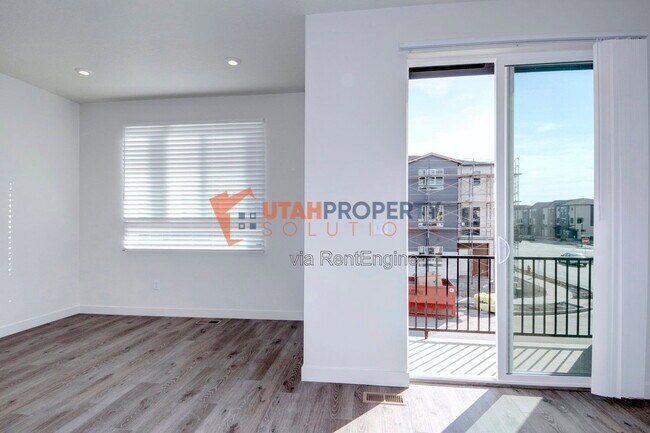 Building Photo - 1047 W 400 S