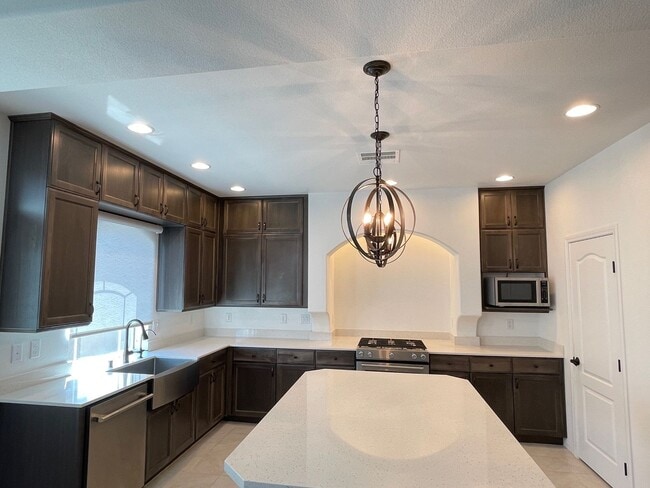 Building Photo - 3 Story house 4 bedroom / 3.5 bath, Southwest