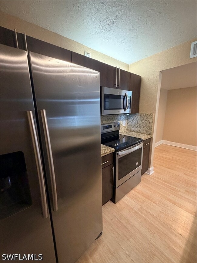 Building Photo - 190 Santa Clara Dr