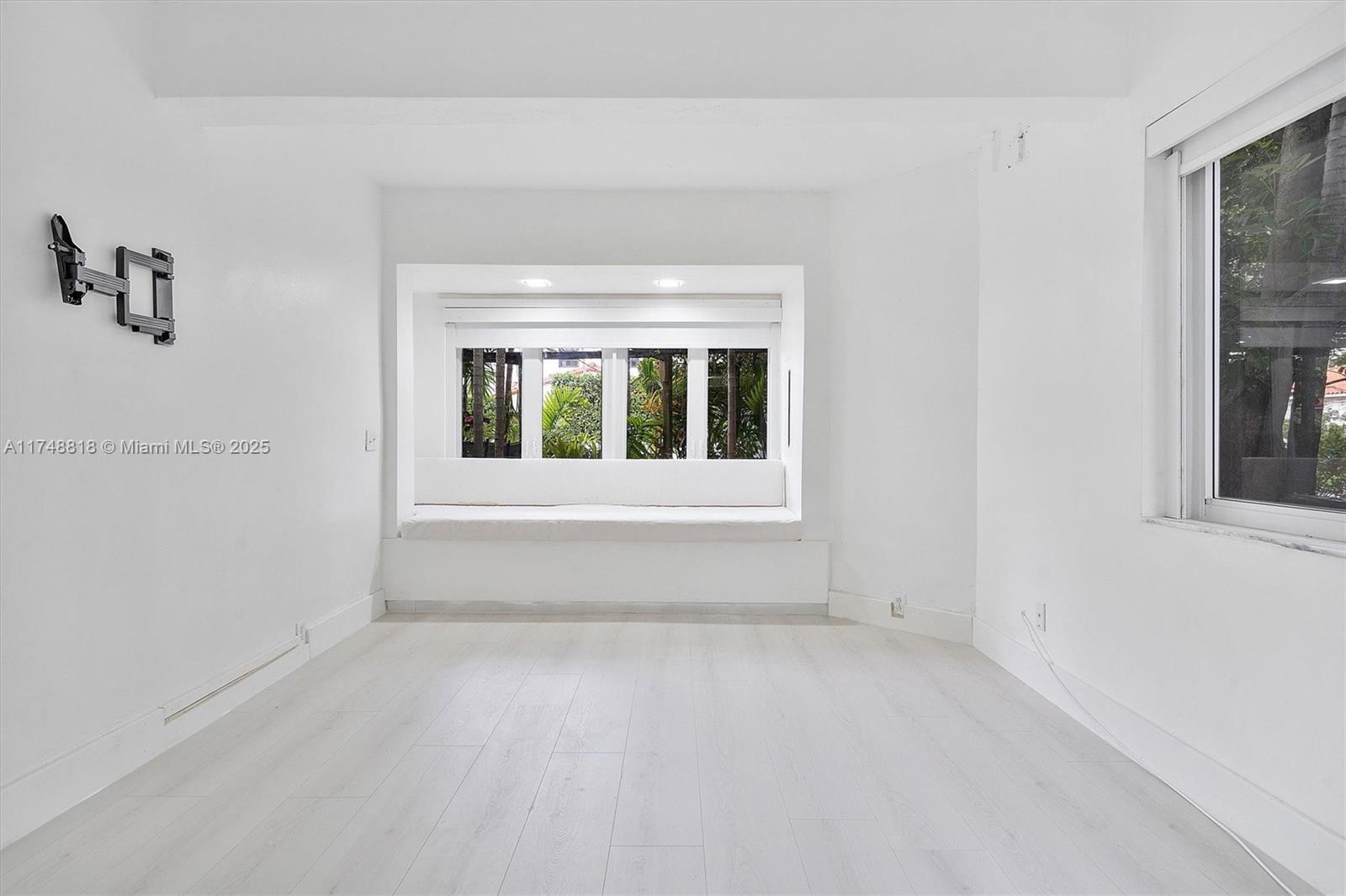 Building Photo - 600 Surfside Blvd