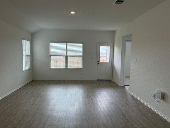 Building Photo - 125 Sormonne Lp