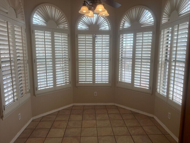 Building Photo - Incredible 4 bedroom, 2 1/2 bath home in East El Paso!!