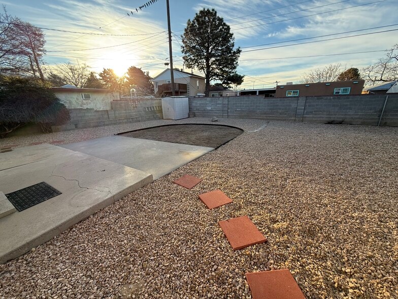 Huge backyard - 10108 Chapala Ct NE