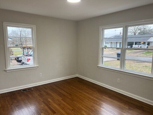 Building Photo - Newly renovated 3bed 1bath for rent!