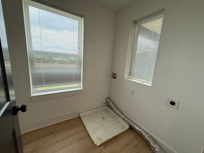 Building Photo - 3 - Level Modern Apartment in East Nashville